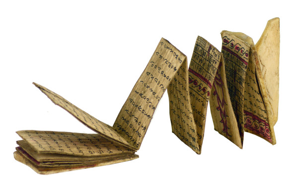 Manuscrit rituel et divinatoire sur écorce, illustré en noir et rouge. 