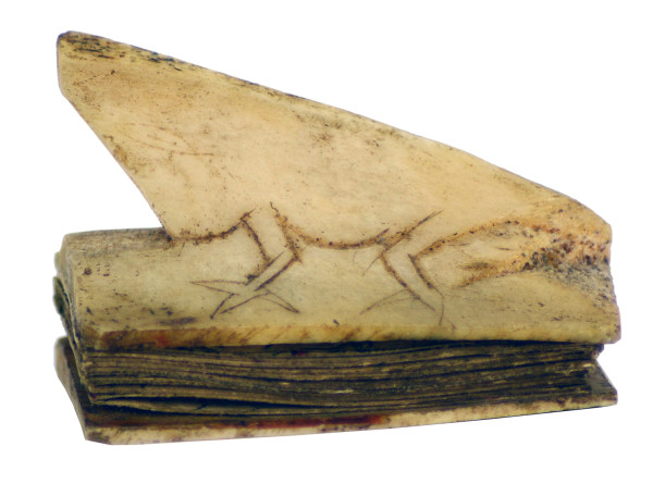 Manuscrit rituel et divinatoire sur écorce, illustré en noir et rouge. 